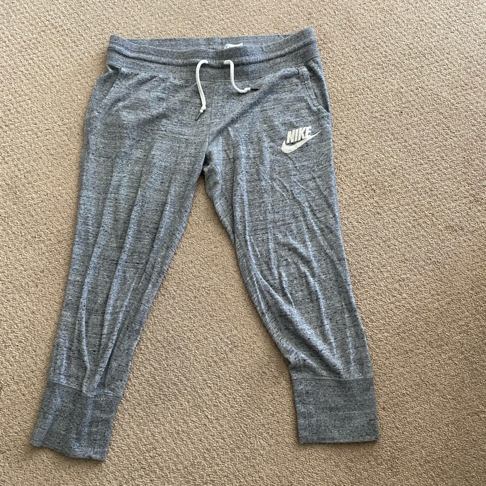 Nike crop women’s sweatpants. Heather grey. Very good condition Sz M.